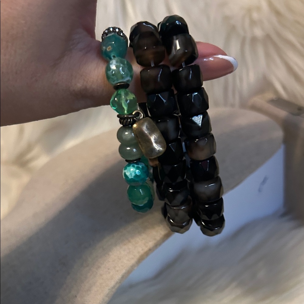 Elegant Black and Green Beaded Bracelet Set - Picture 2 of 3